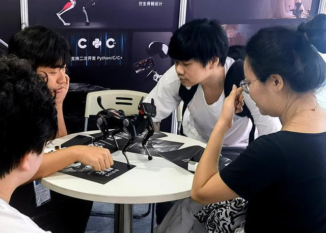 看机器人踢球、逗机器狗戏耍、试全新AI游戏ChinaJoy竟能这样玩！(图4)