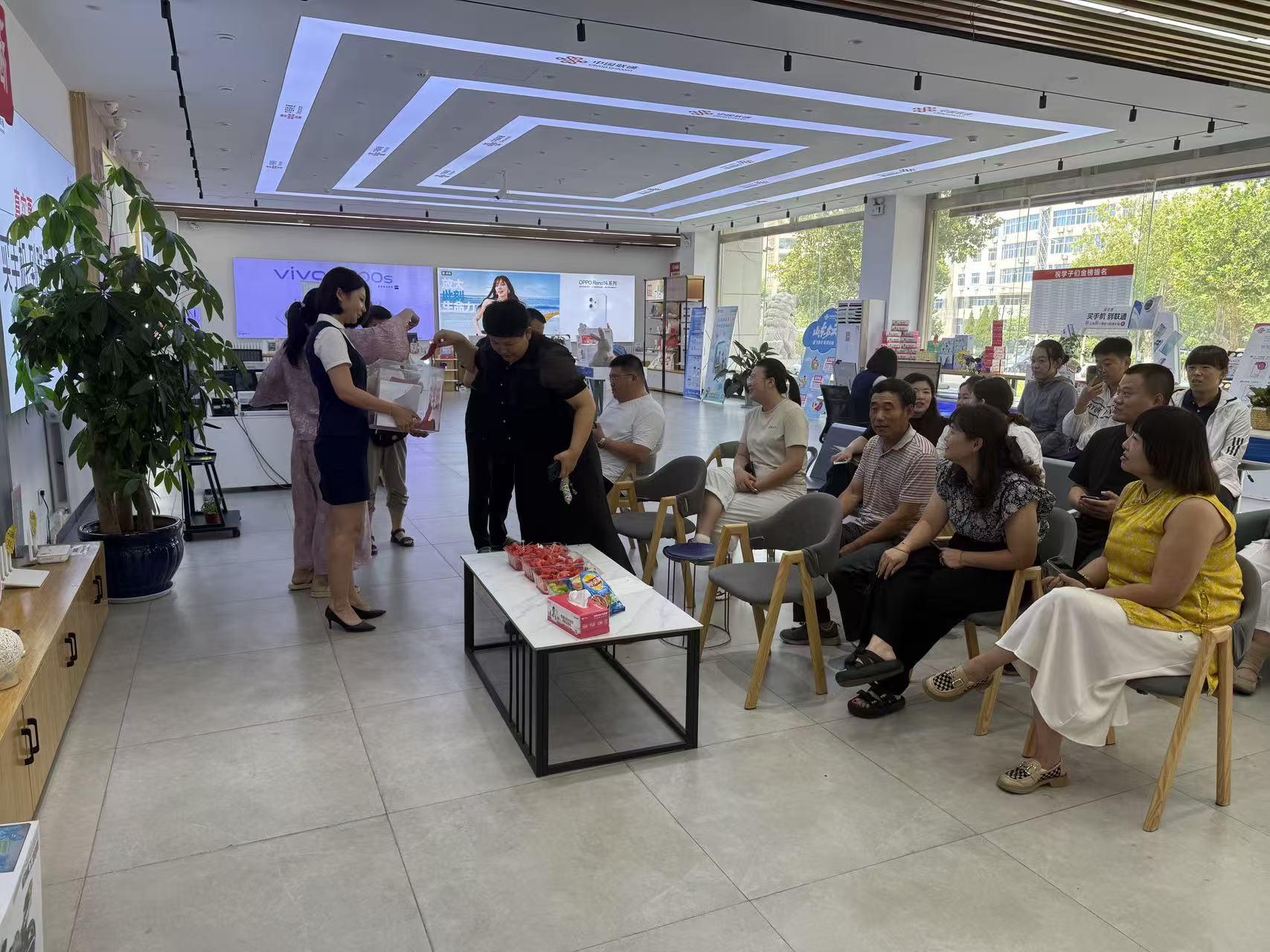 烟台联通开展“客户服务日”活动(图1)