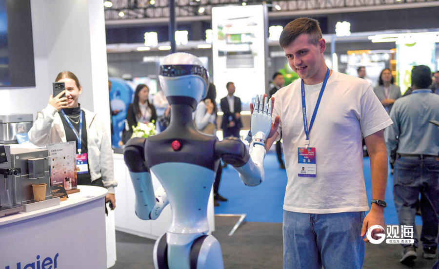 九游娱乐官方网站：具身智能加速商业化！“海娃HIVA”等人形机器人集中亮相2025电博会(图1)