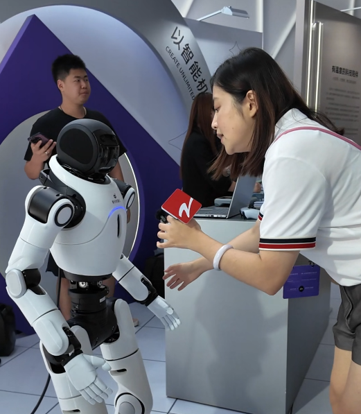 中国蓝观察丨2025云栖大会来了！AI这次真的“落地干活”了(图1)