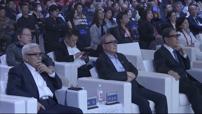 从“看见声音”到“连接世界”：亮亮视野Leion Hey2 以AI+AR诠释新质生产力(图3)