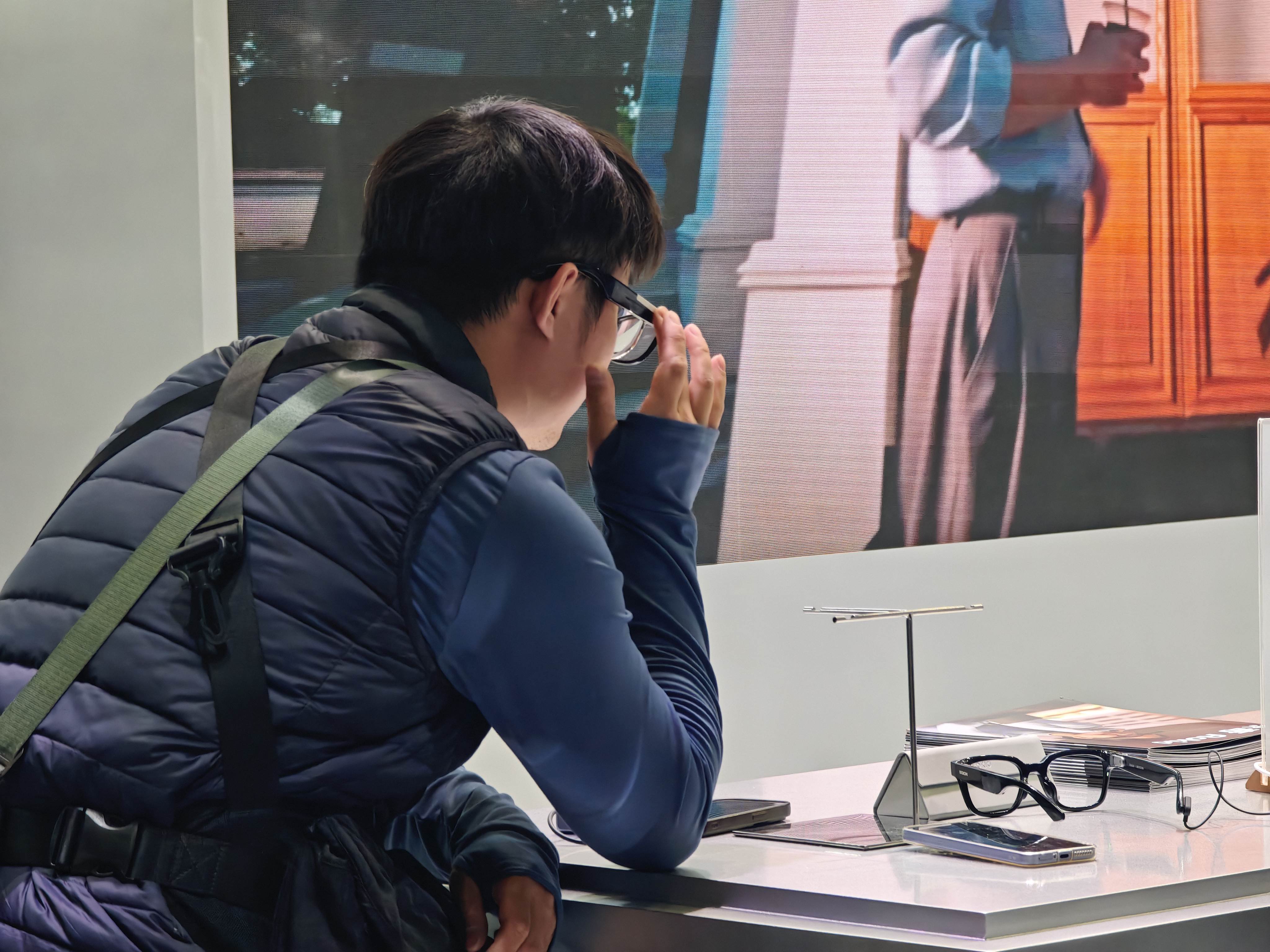 生产力、垂直赛道、硬件解法我在AWE看到了AI眼镜的三面并进(图1)