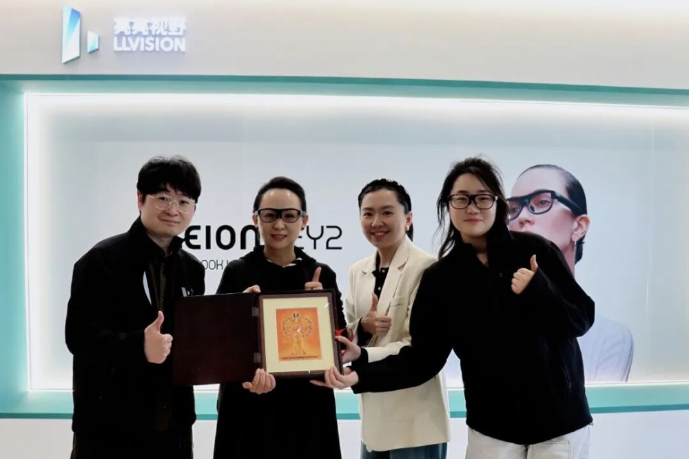九游：从“无声”到“无碍”：邰丽华点赞亮亮视野Leion Hey2 AR眼镜架起沟通桥梁(图1)