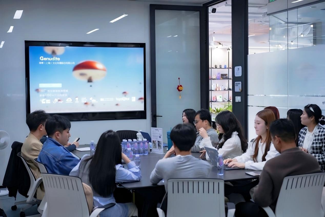 人文学院组织学生开展“AI赋能内容营销全生态实践案例”学习考察