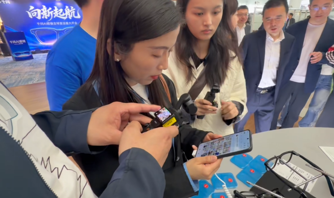 九游app：记者实探阿里千问AI眼镜全球首店(图5)